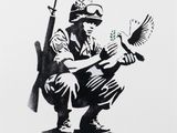 un dessin en noir et blanc représentant un soldat tenant un oiseau dans la main