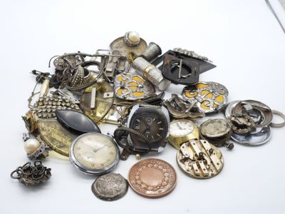 une pile de bijoux assortis sur une surface blanche