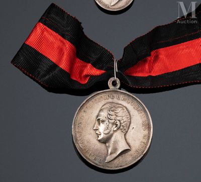 une image représentant une médaille entourée d'un ruban et une pièce de monnaie posée sur une table