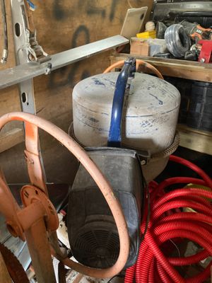 Il y a de nombreux types de tuyaux et d'autres outils dans ce garage.