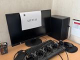 un bureau équipé d'un clavier et d'un écran