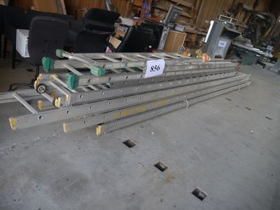 de nombreux objets métalliques empilés par terre