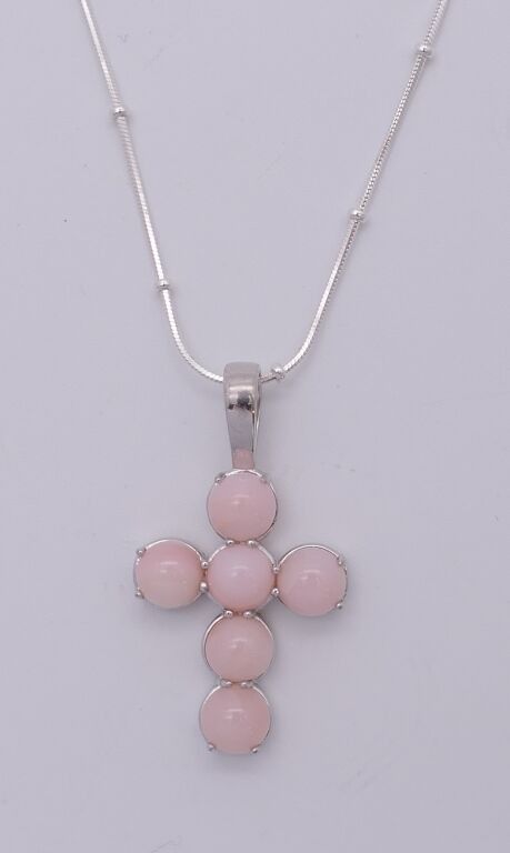 Collier en argent, orné d'une croix sertie d'opale rose.PB:3,60gr.