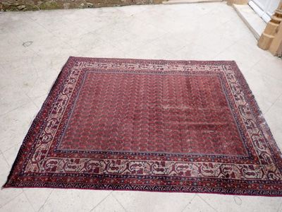 Tapis rectangulaire fond brique.