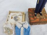 une petite boîte contenant une poupée à côté d'une boîte contenant une poupée