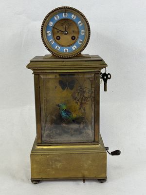 une horloge posée sur une table