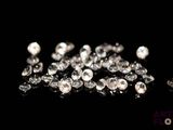 gros plan d'un groupe de diamants sur une surface noire