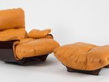 une image représentant un fauteuil inclinable en cuir marron et un repose-pieds sur fond blanc