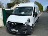 la camionnette blanche est garée sur le côté de la route