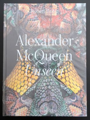 Le livre « Alexander McQueen Lovesea » repose sur une surface noire