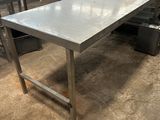table en acier inoxydable avec pieds