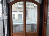 deux portes ouvertes dans le couloir d'un immeuble