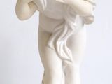 une statue blanche représentant un enfant tenant une fleur