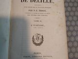 un livre ouvert sur une table ornée d'un motif
