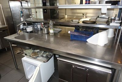 SUR DESIGNATION : Un plan inox avec évier