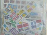 un sac transparent orné de timbres, posé sur une table
