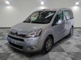 la petite camionnette argentée est garée sur un carrelage à carreaux