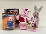 trois peluches qui se tiennent les unes à côté des autres