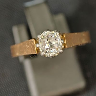 une bague sertie d'un diamant posée sur un livre