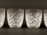 six verres alignés en rang sur une table