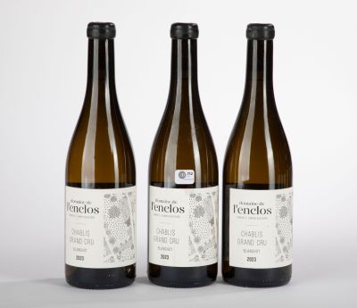 trois bouteilles de vin posées l'une à côté de l'autre sur une table