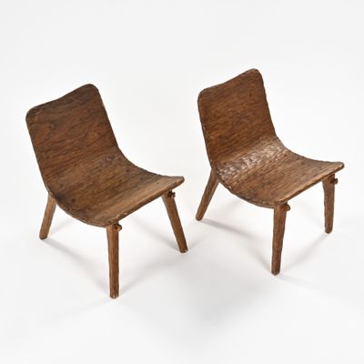 une paire de chaises en bois aux pieds courbés sur fond blanc