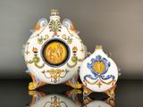 deux vases posés sur une table