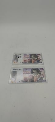 deux pièces de monnaie posées l'une à côté de l'autre sur une table