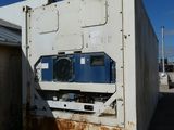 une vieille machine qui trône au milieu d'un terrain