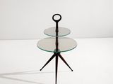 table en verre à trois niveaux, avec un socle en bois et des pieds en métal