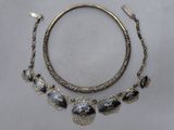 une photo d'un collier et d'un bracelet en argent ornés de perles de verre bleues