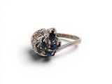 une image d'une bague en diamant et saphir sur fond blanc