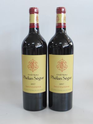 deux bouteilles de vin posées l'une à côté de l'autre sur une table