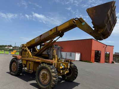 une photo d'un engin de chantier équipé d'un godet à l'arrière
