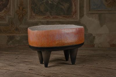 une photo d'un tabouret en bois posé sur un parquet