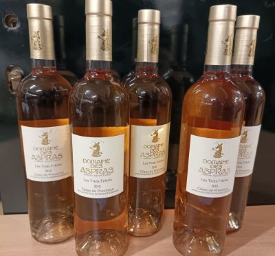 quatre bouteilles de vin sont alignées sur une table