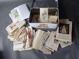 une valise remplie de vieux livres posée sur une table