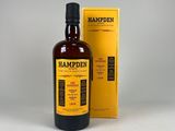 une bouteille de whisky Hampden à côté d'une boîte