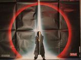 l'affiche du film « Highlander », sur laquelle figure un homme tenant une épée à la main