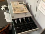 une image représentant un bureau avec une calculatrice et un clavier