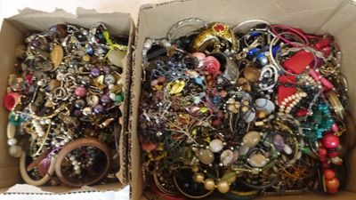 deux boîtes remplies de bijoux variés posées sur une table