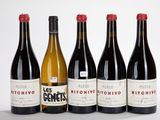 six bouteilles de vin sont alignées sur une surface blanche