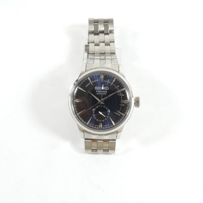 gros plan d'une montre sur une surface blanche