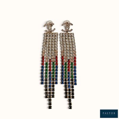 une paire de boucles d'oreilles multicolores sur fond blanc