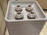 une cuisinière avec quatre feux, installée dans une pièce