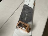 un snowboard posé sur une table