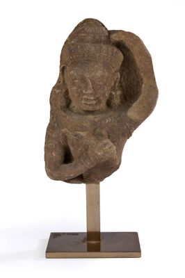 statue d'une femme tenant un enfant dans ses bras, posée sur un socle