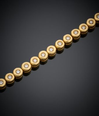 un bracelet en diamant et or dix-huit carats