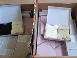 deux boîtes contenant quelques objets