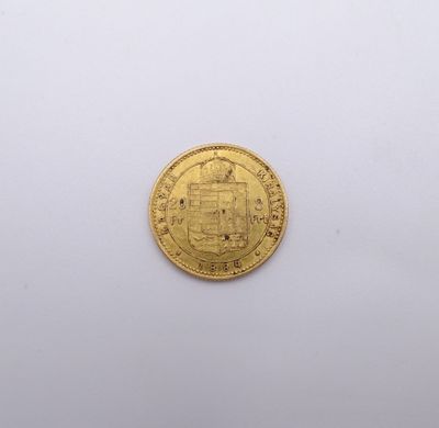 gros plan d'une pièce d'or sur une surface blanche